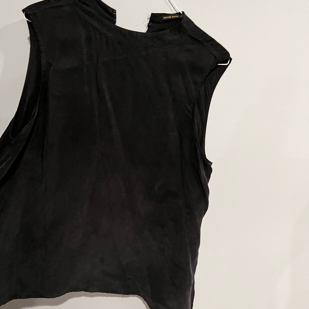 Velvet sleeveless with zips on side high neck top🖤 - Picture 7 of 8